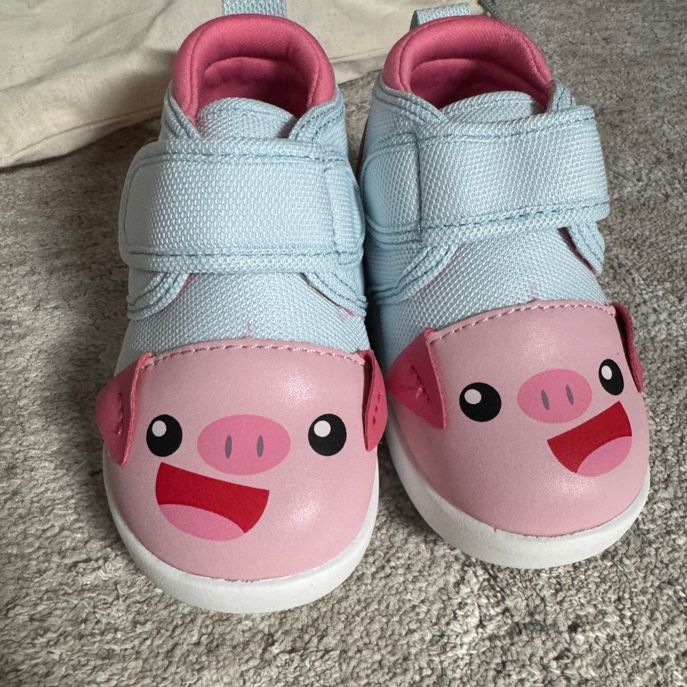 Ikiki Piggy Sneakers